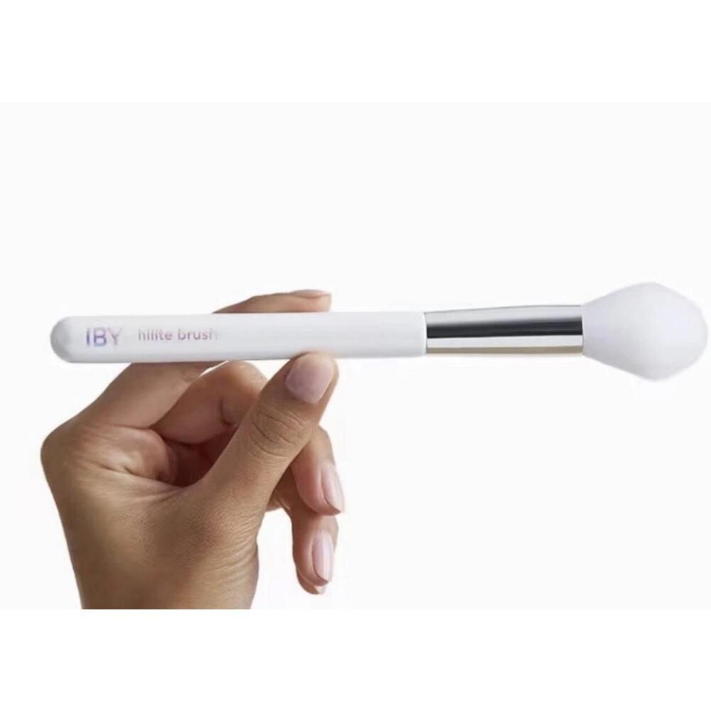 IBY Beauty Hilite Powder Brush 36320 Highlighter Makeup Brush White NEW IN PACK